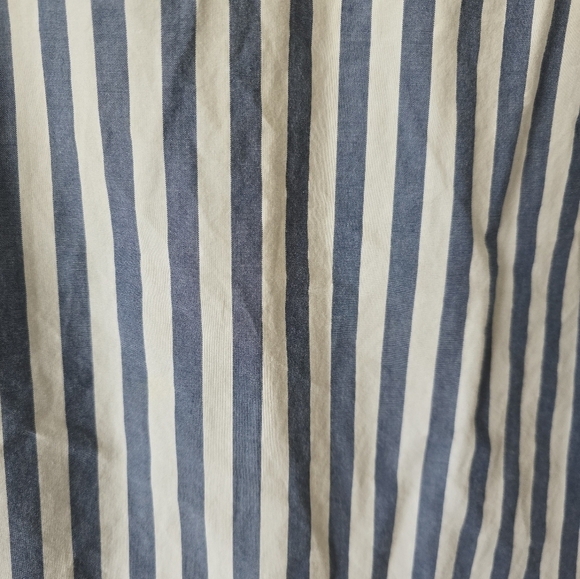 American Eagle Everyday Poplin Striped Button Up Size MT Blue White Nautical - Picture 3 of 6